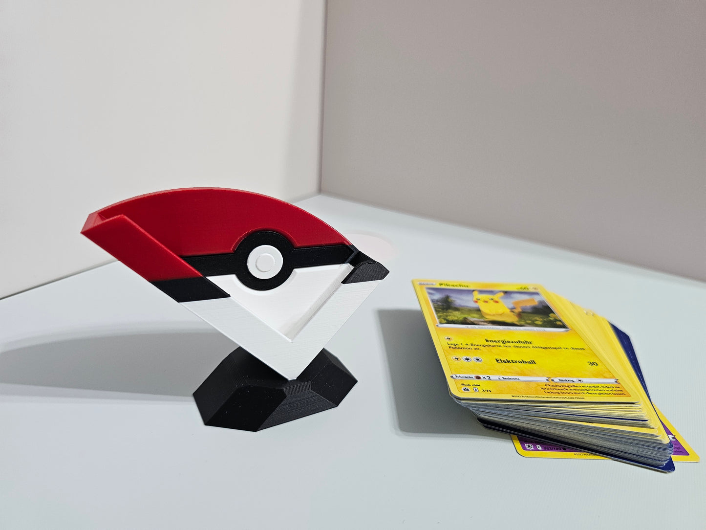 Delf Pokemon-Kartenhalter im
Pokeball-Design: Bewahren Sie Ihre Karten
mit Stil auf!